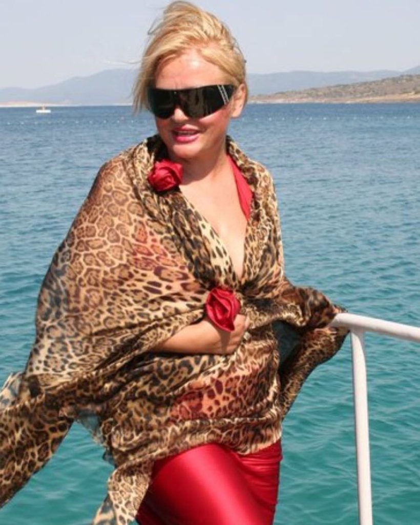 Hande Sarıoğlu hot bikini