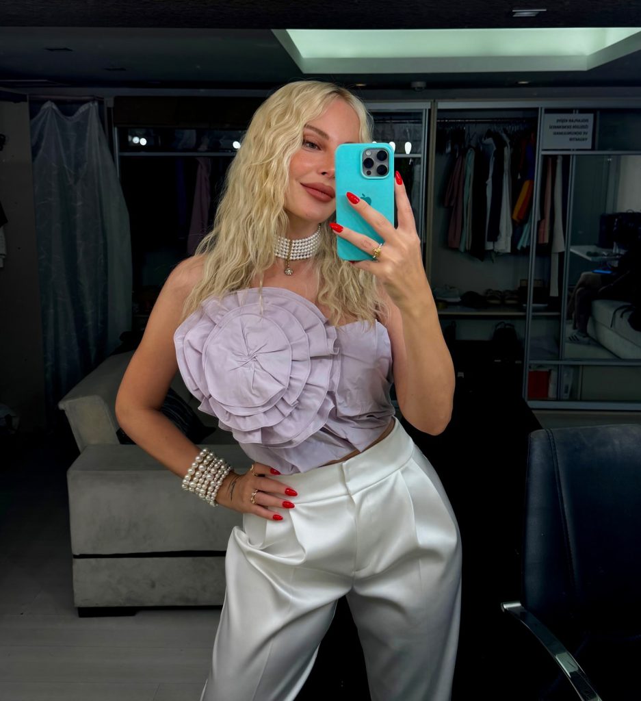 Hande Sarıoğlu hot bikini