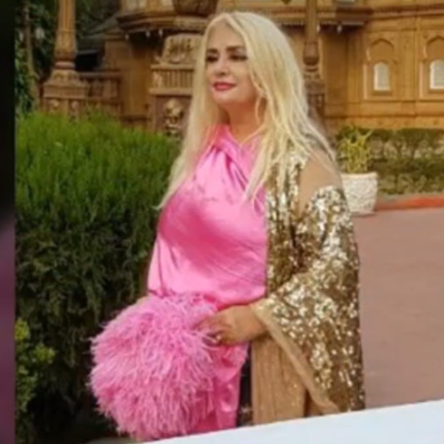 Hande Sarıoğlu looks ass