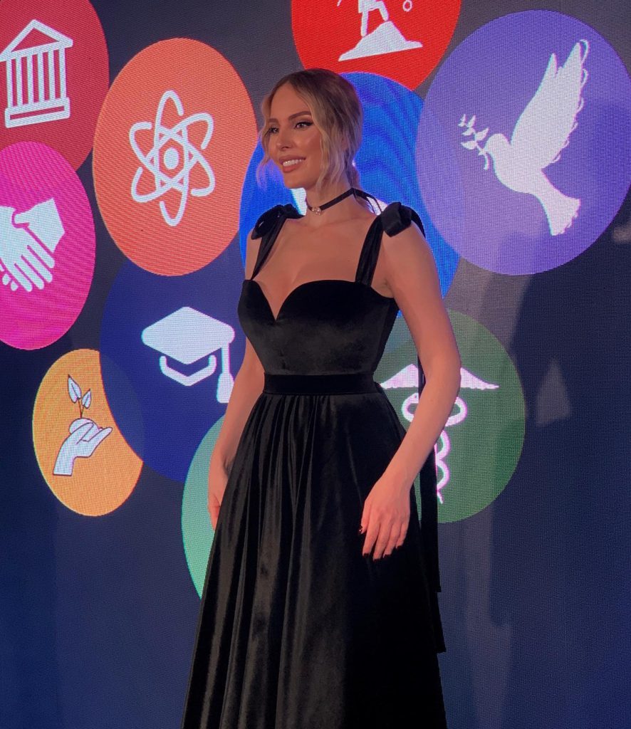 Hande Sarıoğlu looks ass