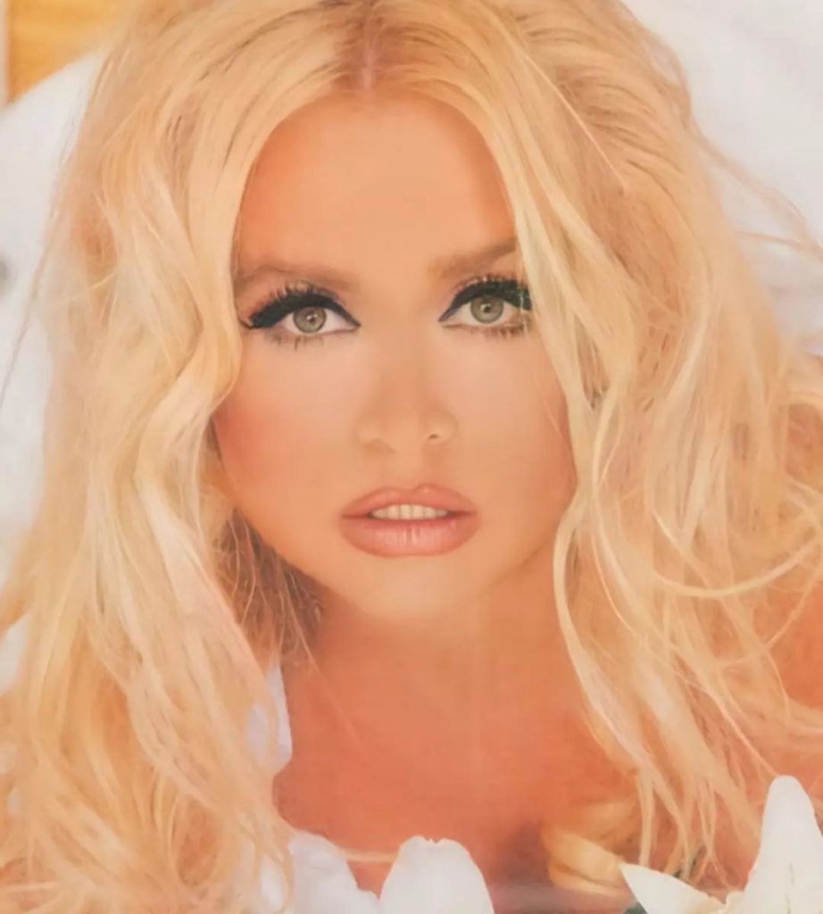 Hande Sarıoğlu looks boobs