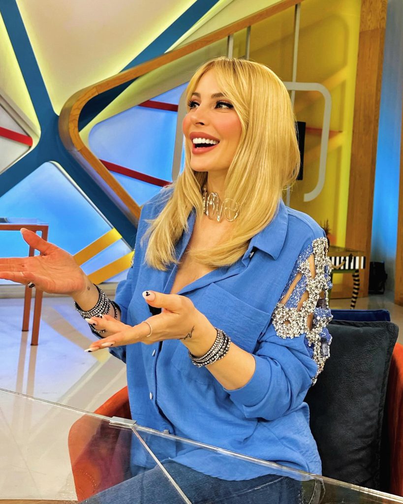 Hande Sarıoğlu looks hot images