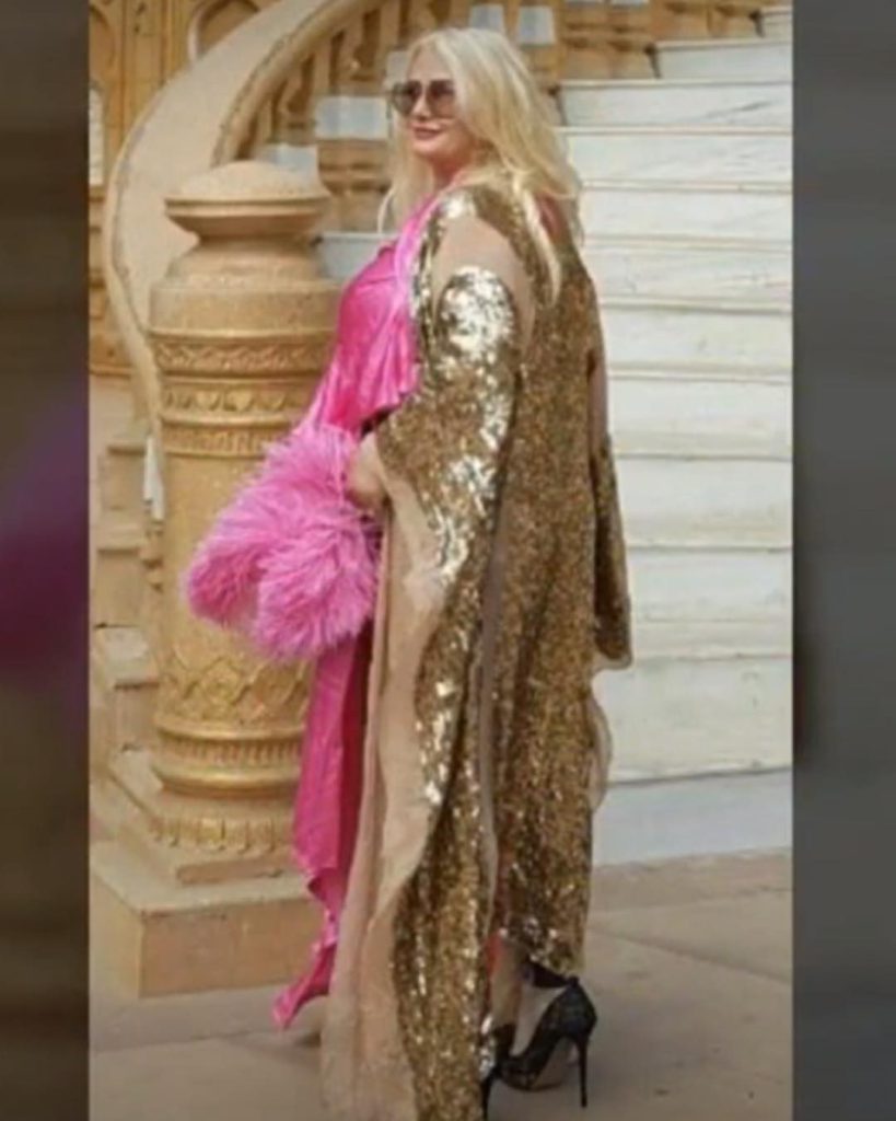 Hande Sarıoğlu looks hot pics