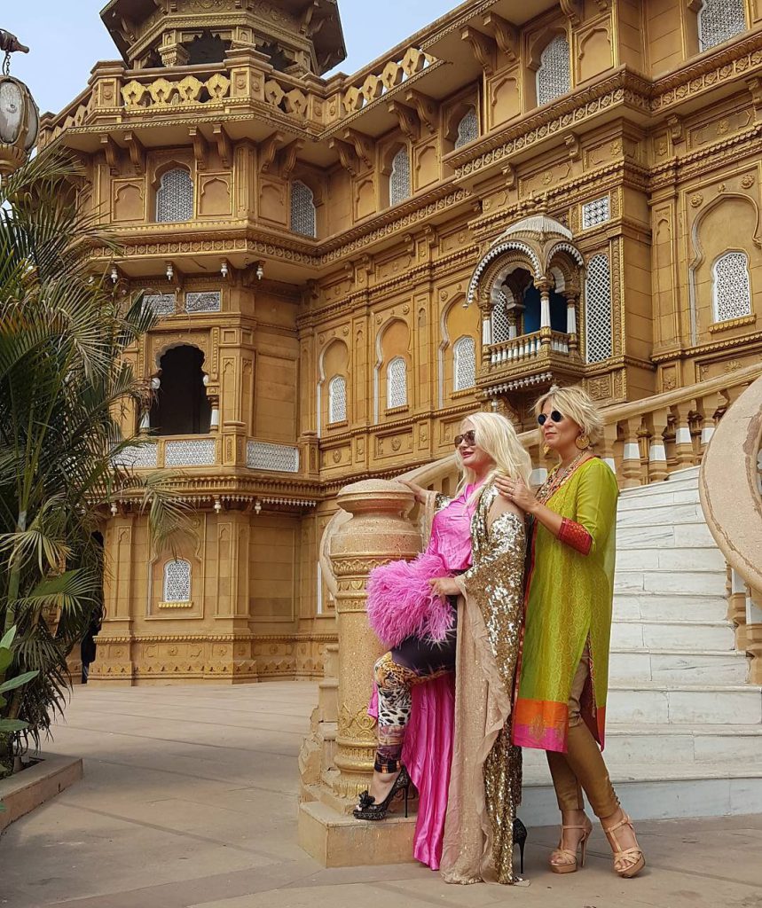 Hande Sarıoğlu looks naked