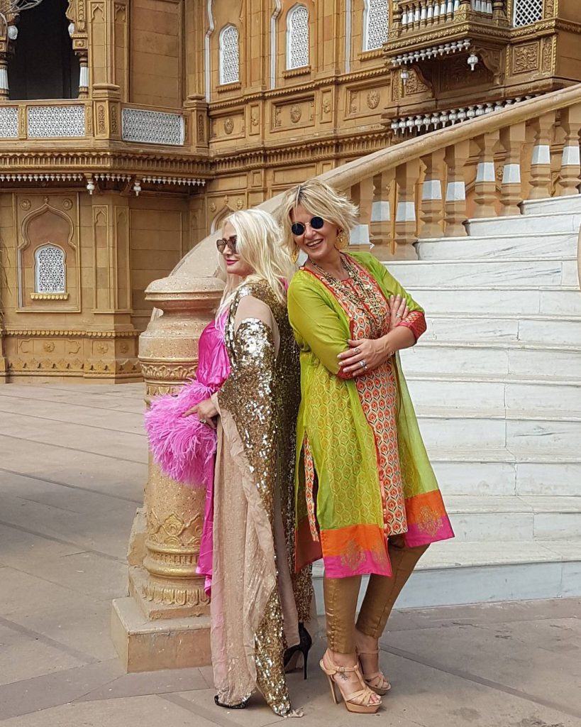 Hande Sarıoğlu looks nude