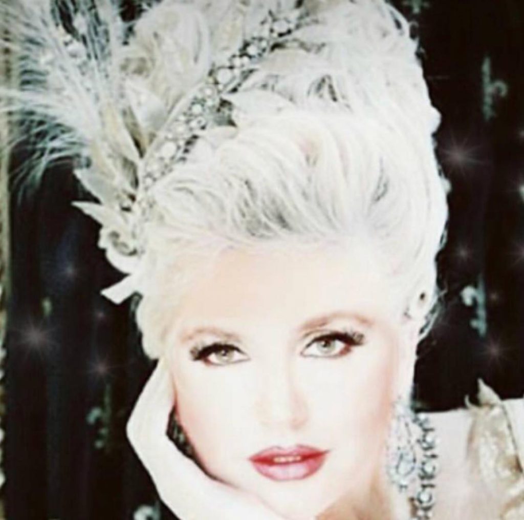 Hande Sarıoğlu looks nude pics