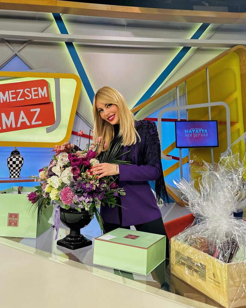 Hande Sarıoğlu looks nude pics