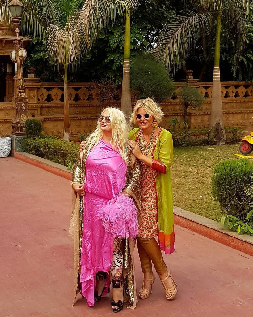 Hande Sarıoğlu looks porn