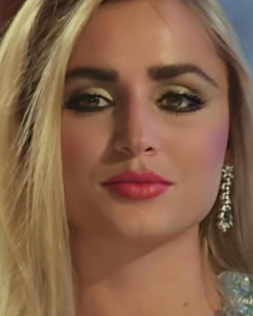 Hande Sarıoğlu looks sex