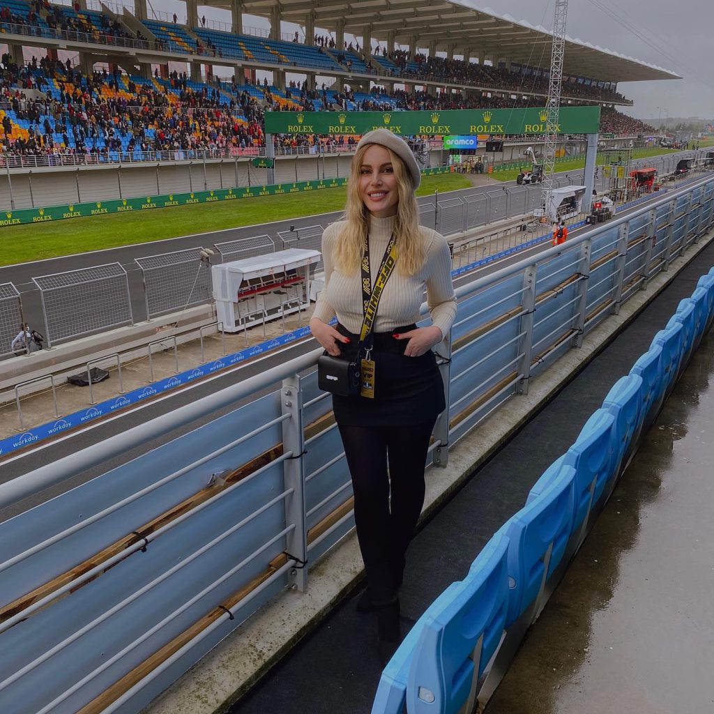 Hande Sarıoğlu looks sex scenes