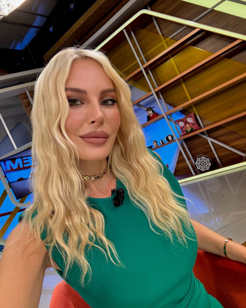 Hande Sarıoğlu looks xxx