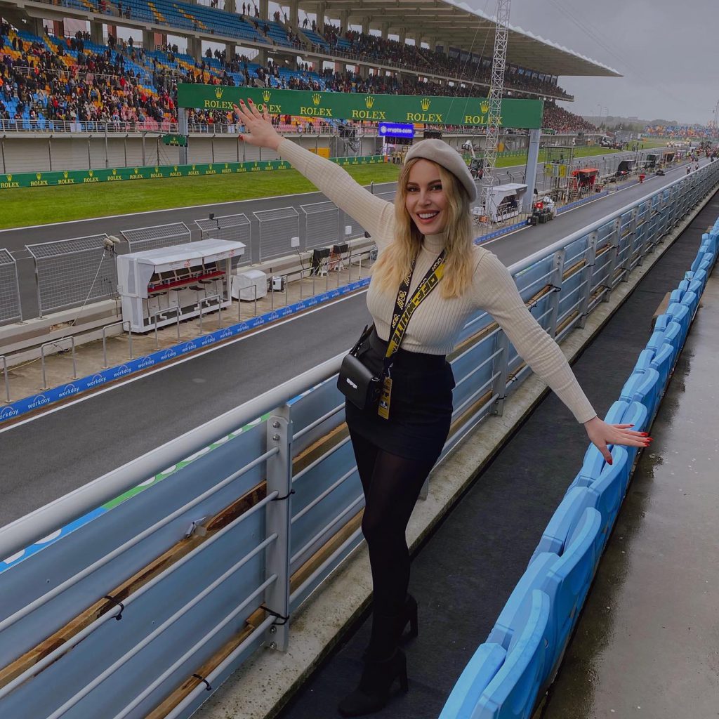 Hande Sarıoğlu looks xxx porn