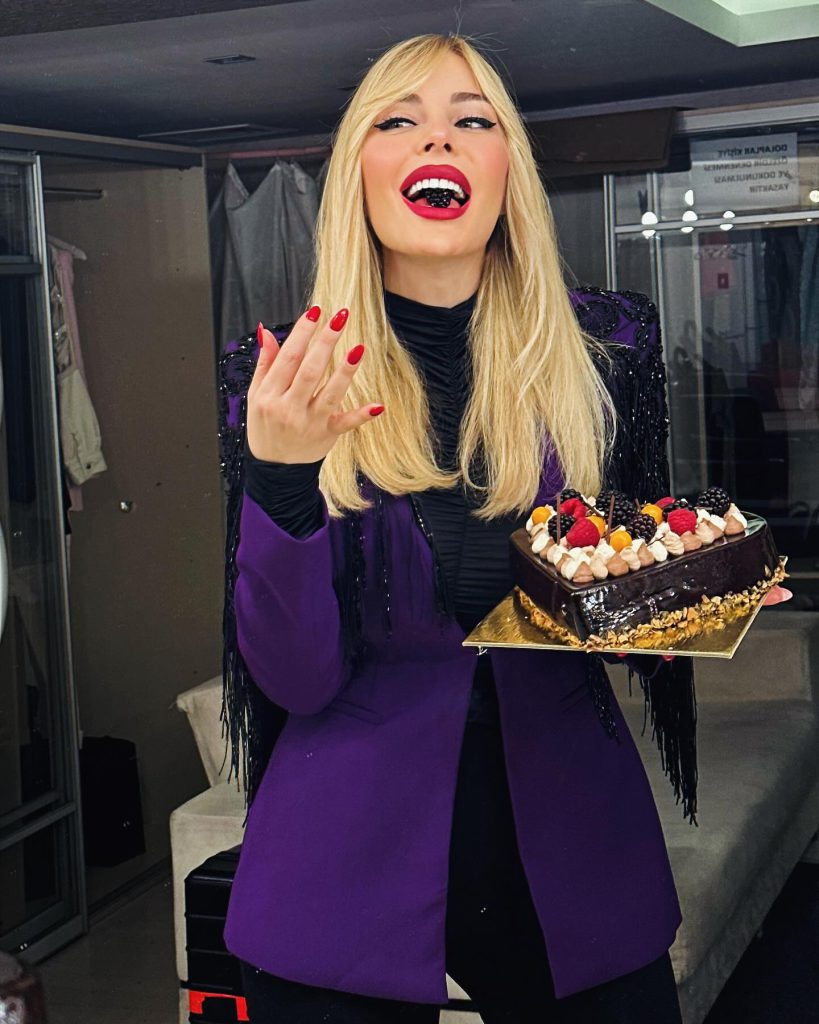 Hande Sarıoğlu looks xxx sex