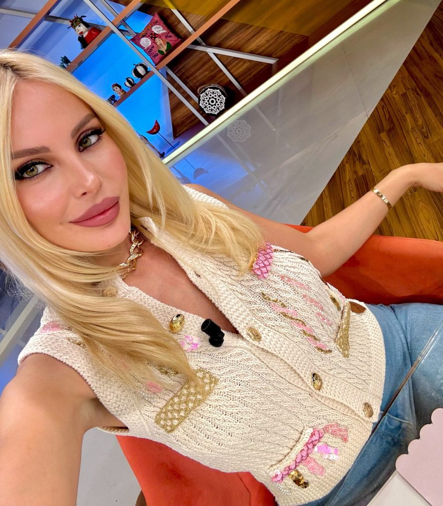 Hande Sarıoğlu modeling bikini