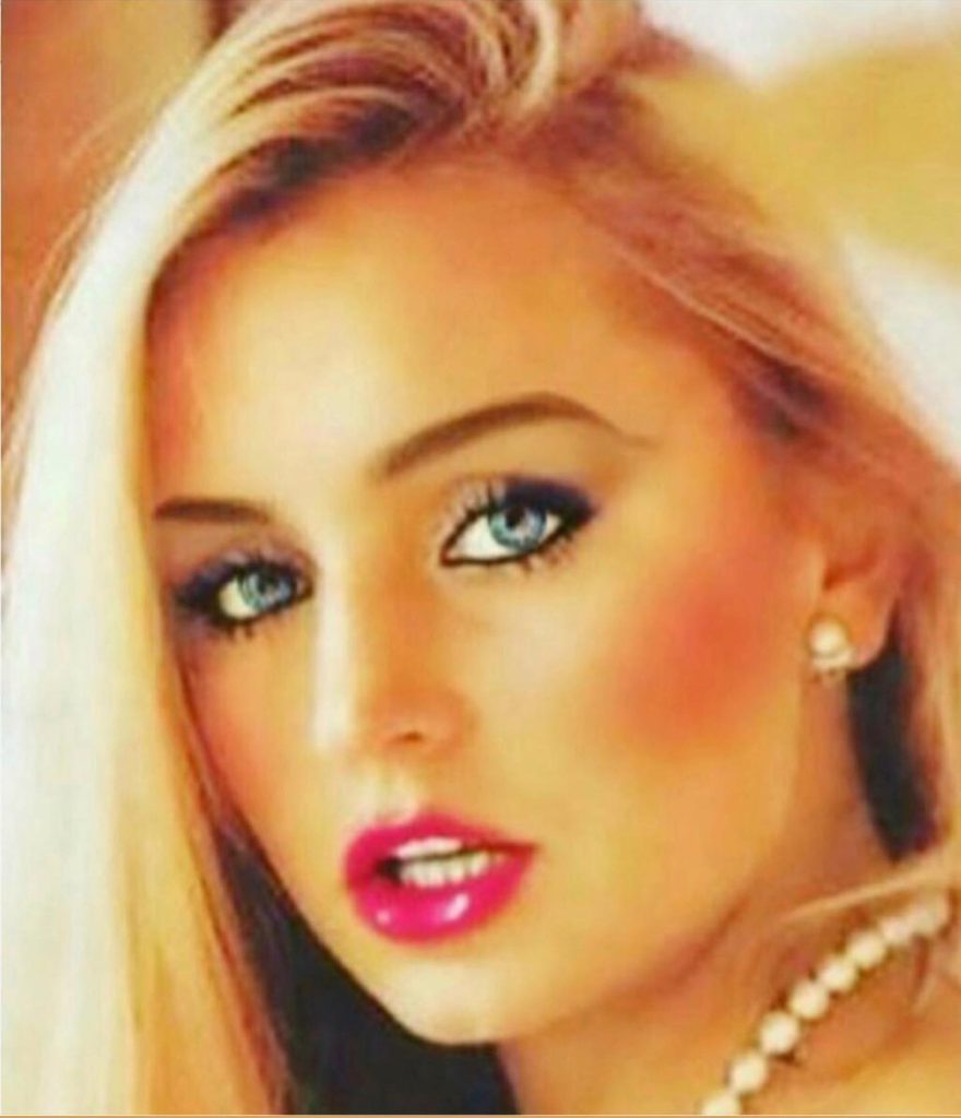 Hande Sarıoğlu modeling boobs