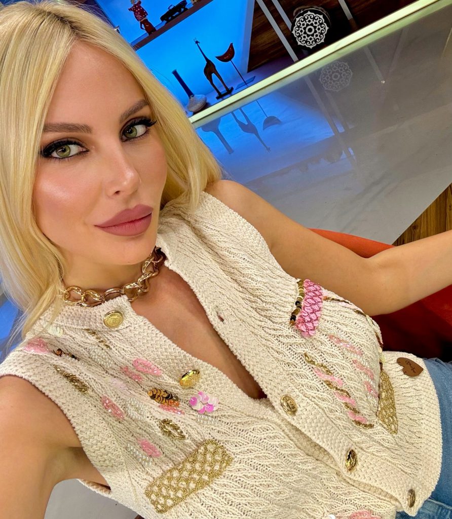 Hande Sarıoğlu modeling fuck