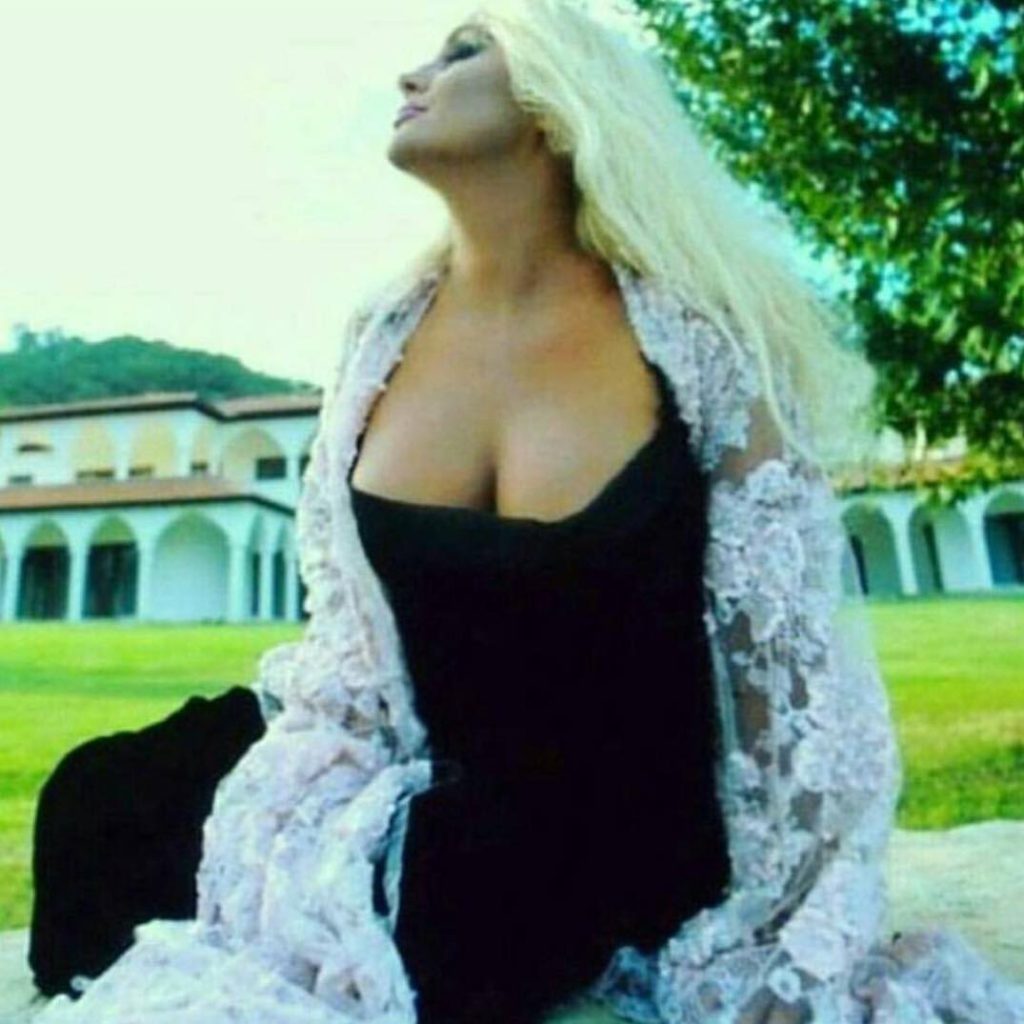 Hande Sarıoğlu modeling hot images