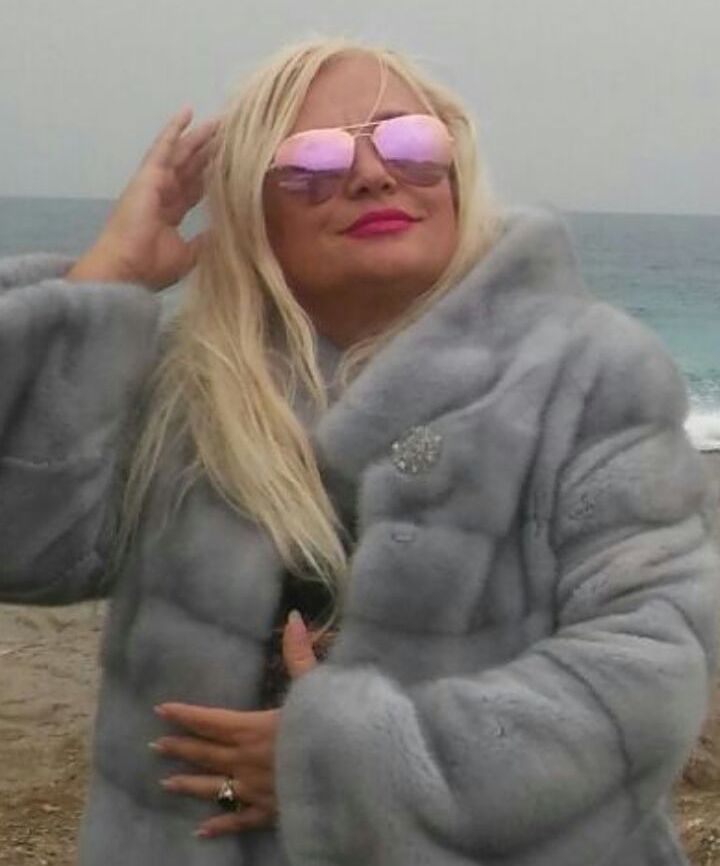 Hande Sarıoğlu modeling hot pics