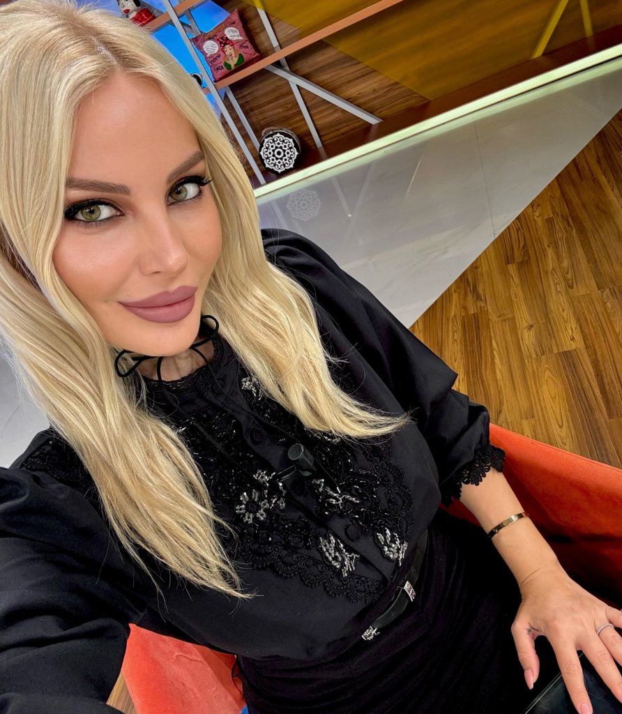 Hande Sarıoğlu modeling hot pics