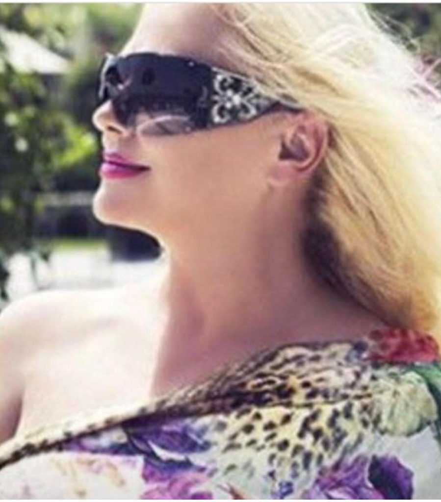 Hande Sarıoğlu modeling naked