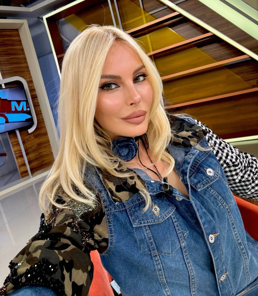 Hande Sarıoğlu modeling naked