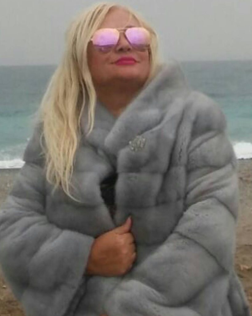 Hande Sarıoğlu modeling nude