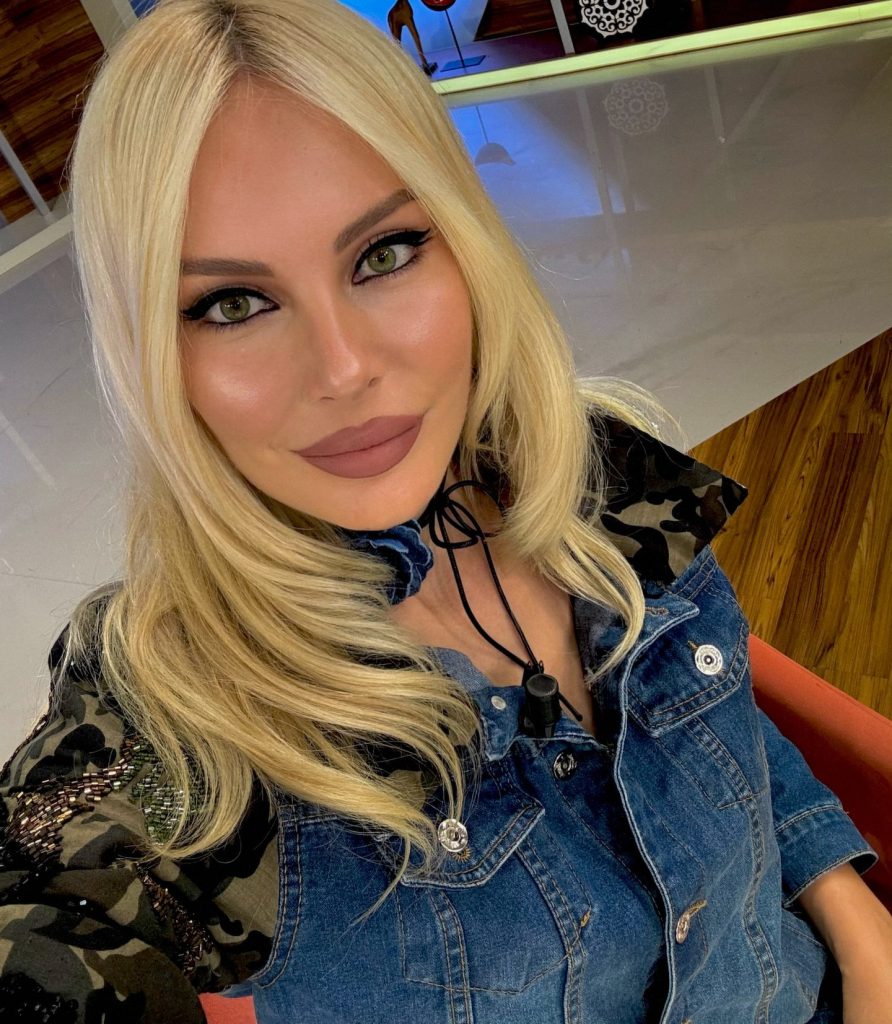 Hande Sarıoğlu modeling nude