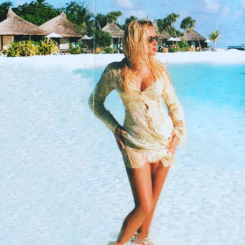 Hande Sarıoğlu modeling nudes