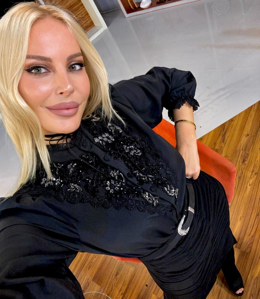 Hande Sarıoğlu modeling nudes