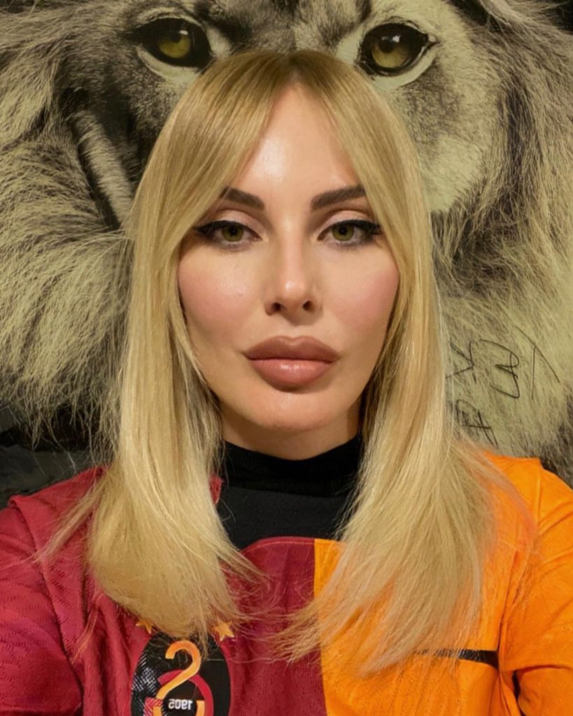 Hande Sarıoğlu poses ass