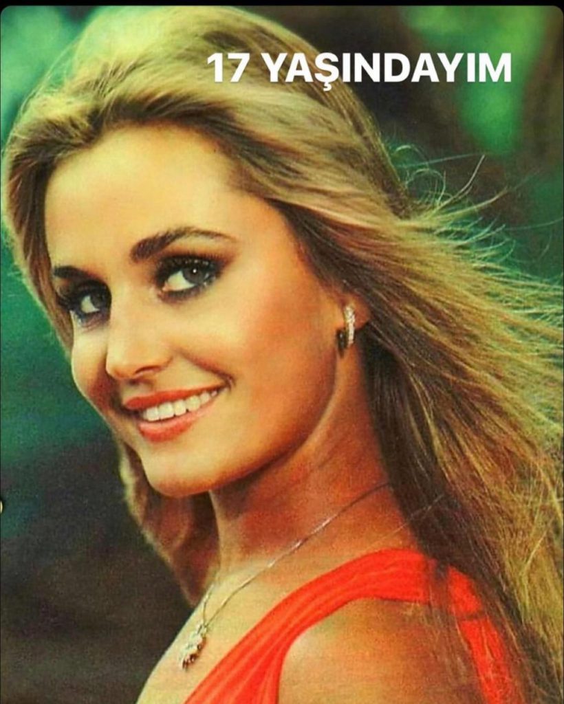 Hande Sarıoğlu poses hot