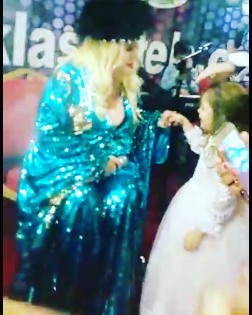 Hande Sarıoğlu poses hot bikini