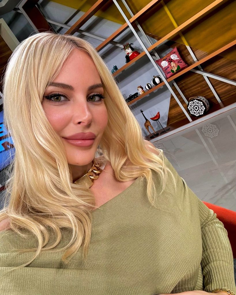 Hande Sarıoğlu poses hot bikini