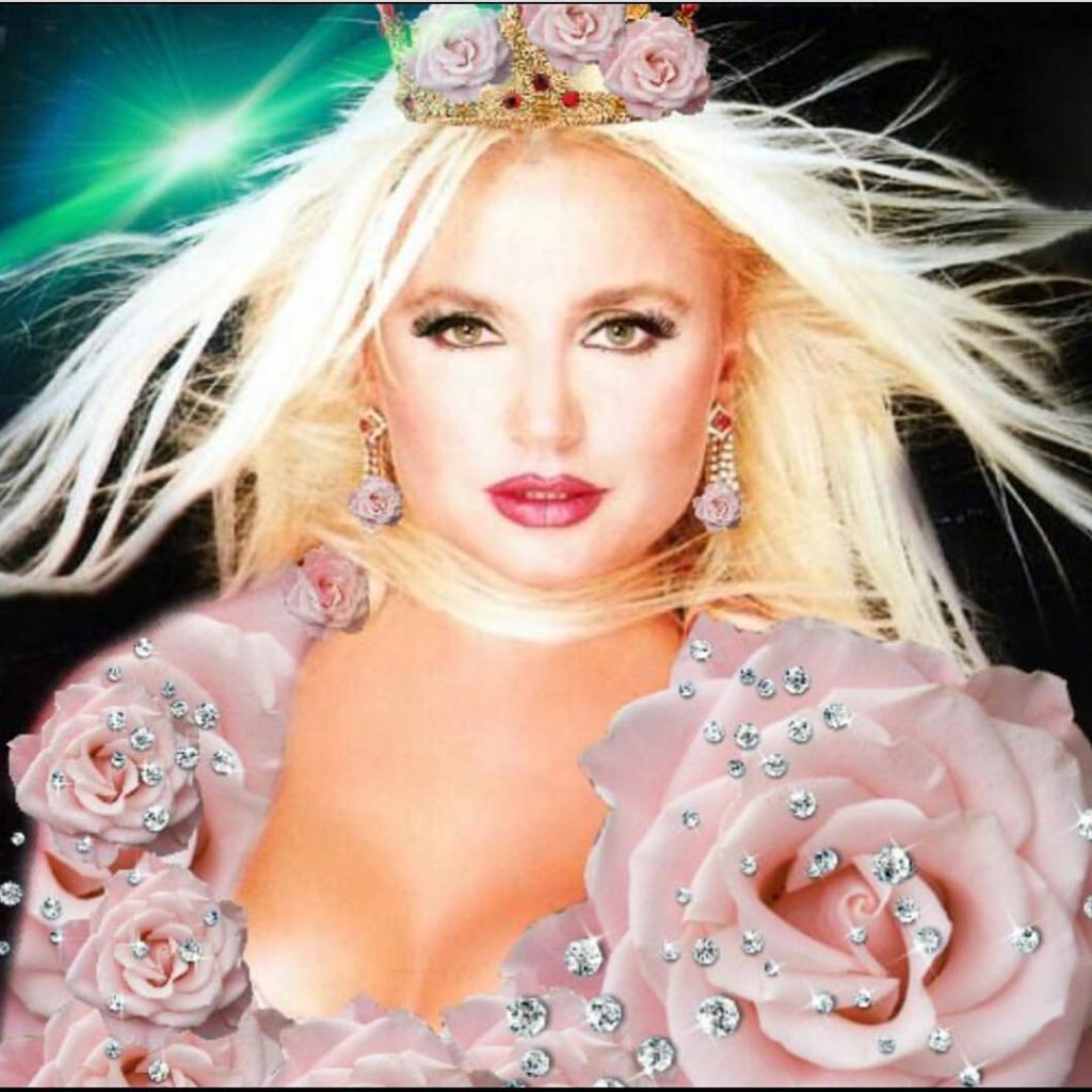 Hande Sarıoğlu poses hot images