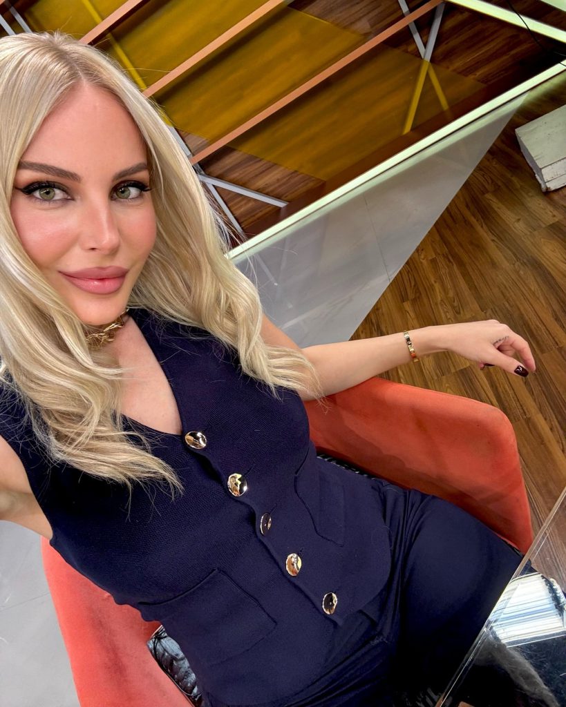 Hande Sarıoğlu poses hot photos