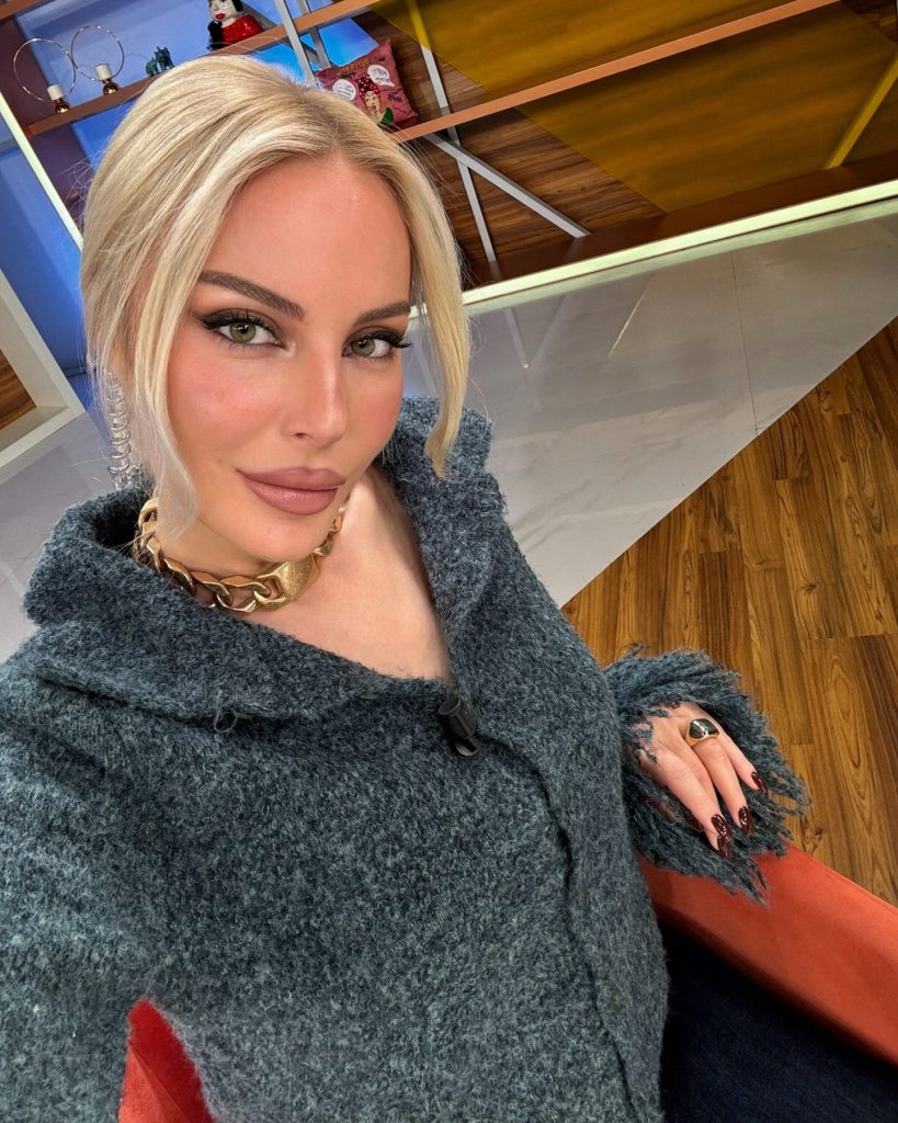 Hande Sarıoğlu poses hot pics