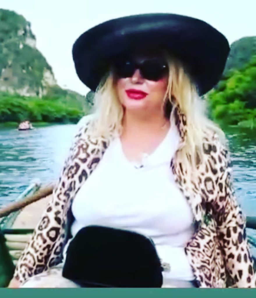 Hande Sarıoğlu poses naked