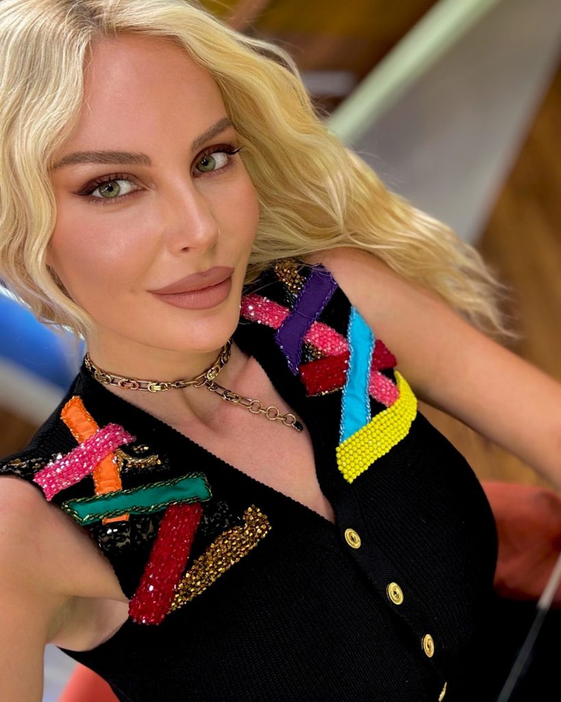 Hande Sarıoğlu poses naked