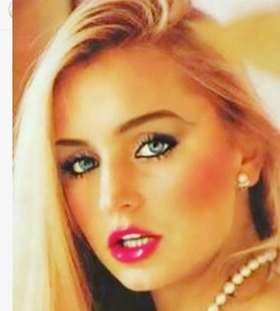 Hande Sarıoğlu poses nude