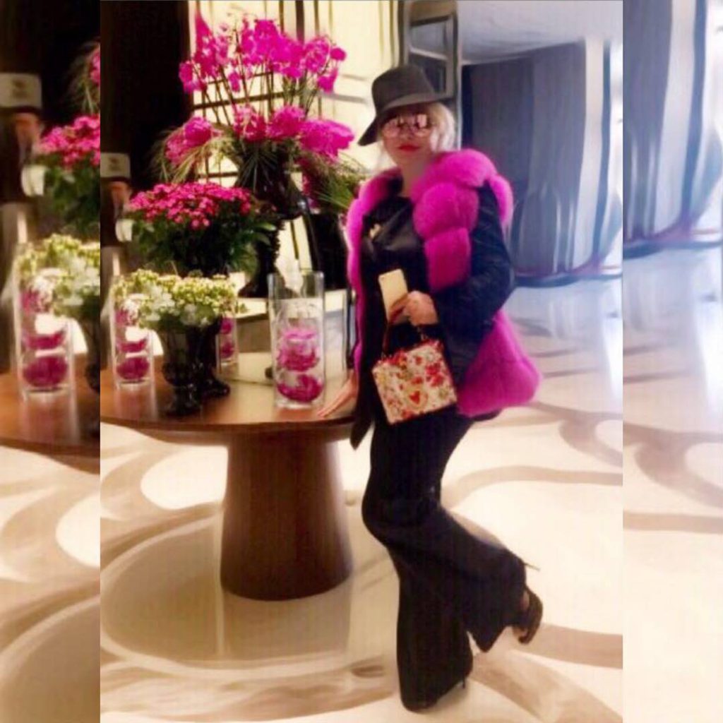 Hande Sarıoğlu poses nude pics