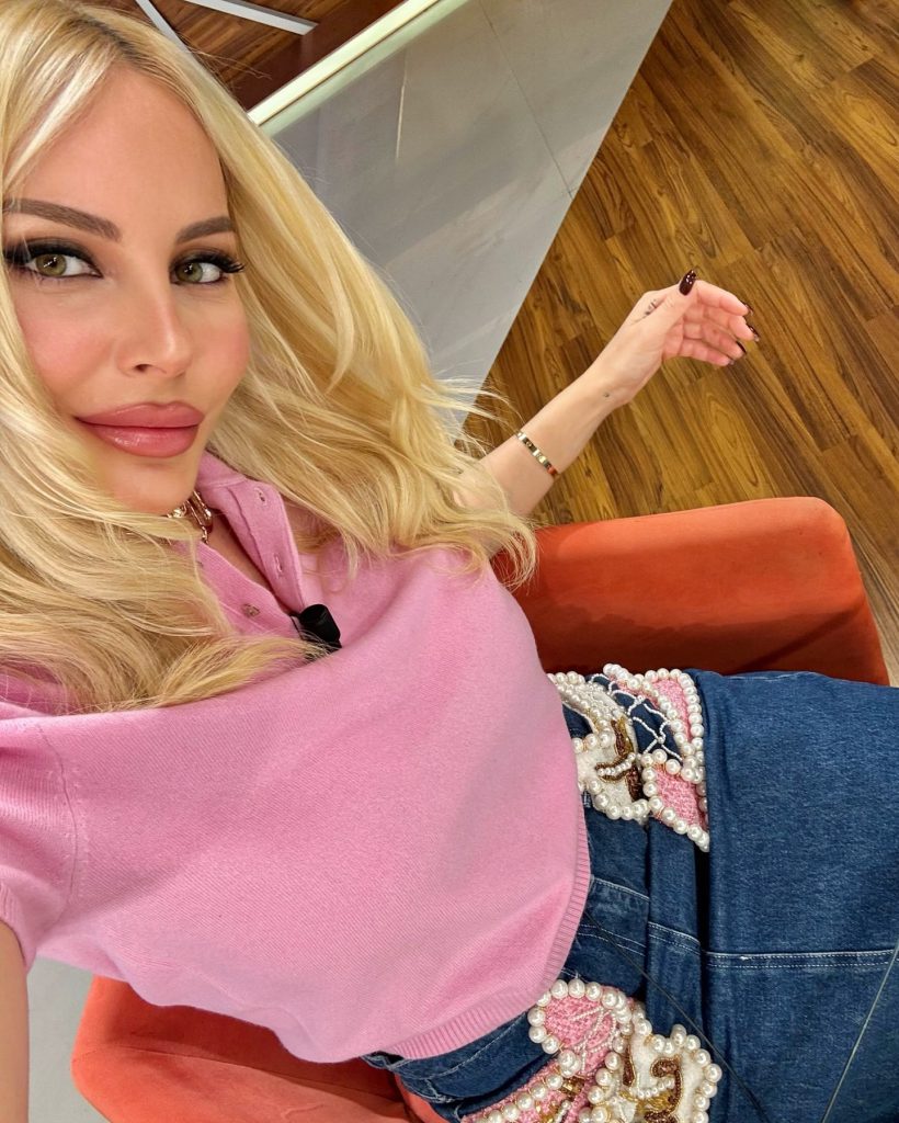 Hande Sarıoğlu poses nudes