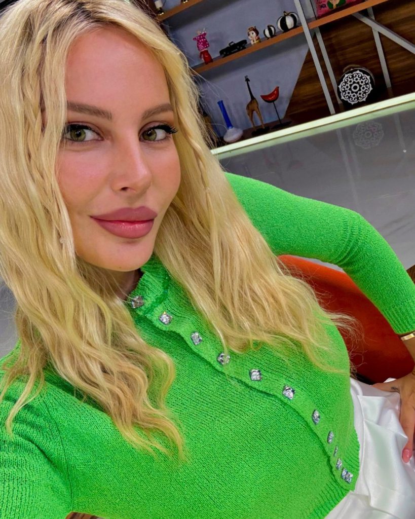 Hande Sarıoğlu poses porn