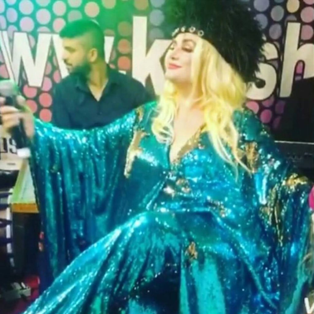 Hande Sarıoğlu poses sex scenes