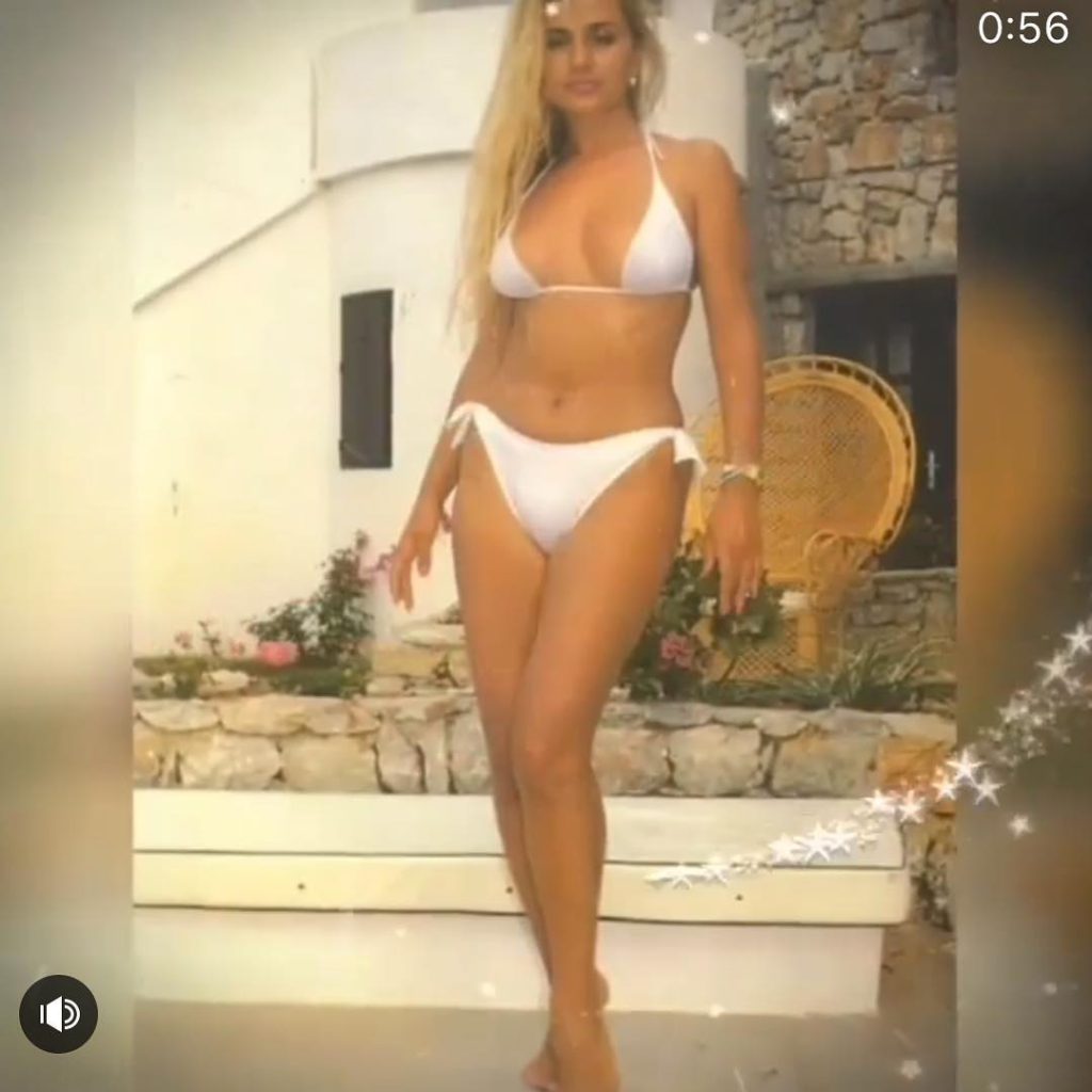 Hande Sarıoğlu poses sexy