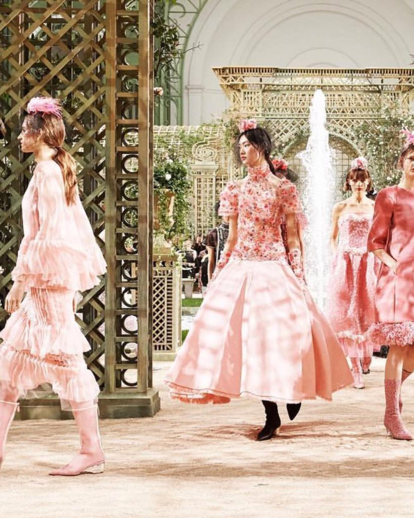 Hande Sarıoğlu poses xxx porn