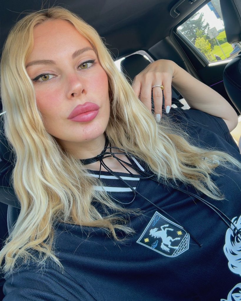 Hande Sarıoğlu poses xxx porn