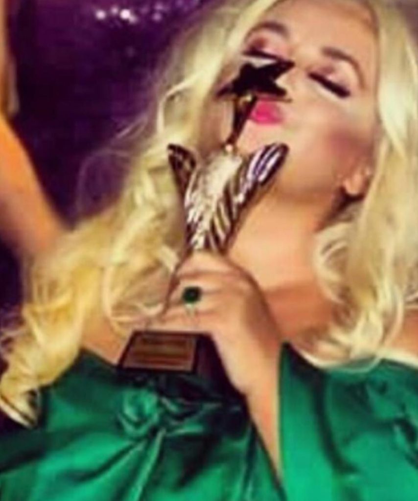 Hande Sarıoğlu poses xxx sex