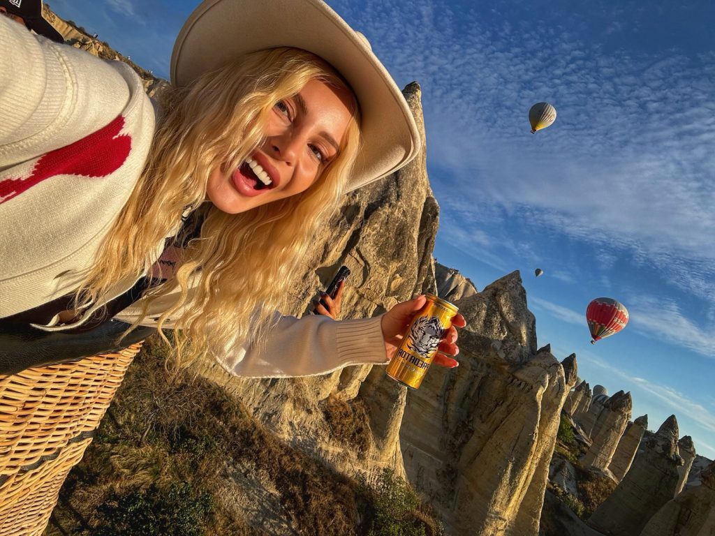 Hande Sarıoğlu sex scenes