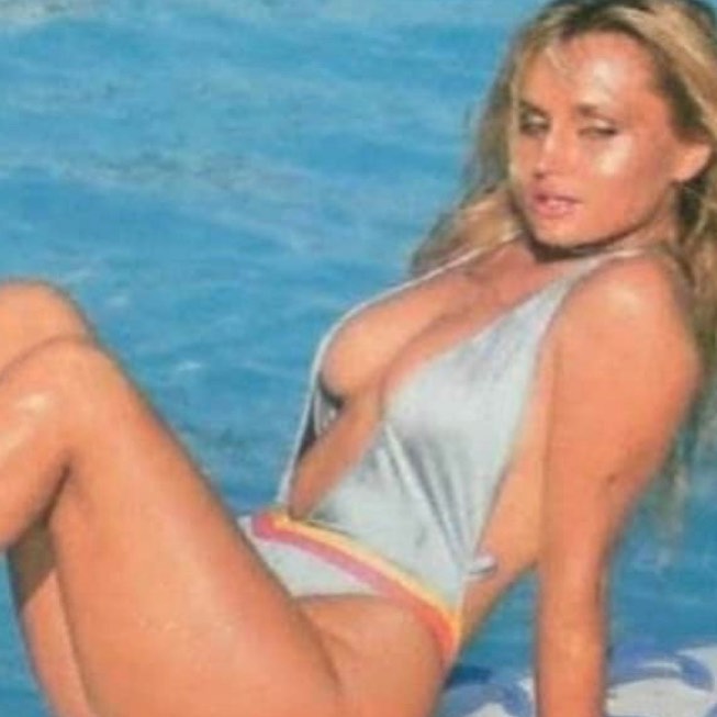 Hande Sarıoğlu sexy