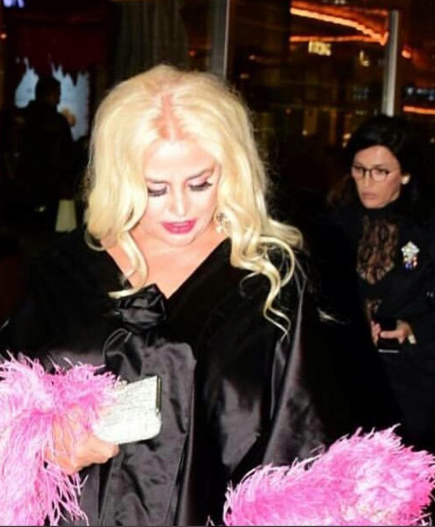 Hande Sarıoğlu smiles ass